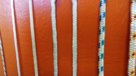 Разные диаметры и разцветки полиамидной верёвки для обвязки погружных насосов